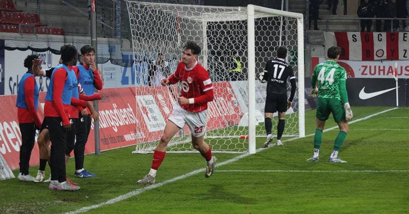 07.11.2025 xmgoodx Offenbach am Main, Sparda-Bank-Hessen Stadion - Stadion Bieberer Berg Regionalliga Saison 2025 2026 Kickers Offenbach (OFC) - FC Freiburg II Torjubel nach demTor zum 1:0 durch Kilian Skolik (23,OFC)