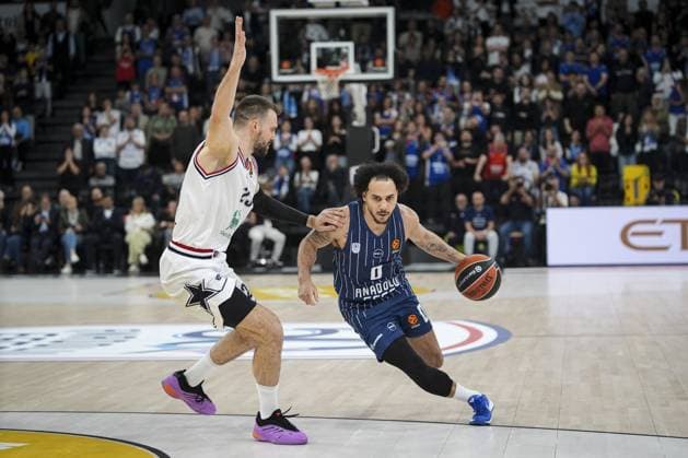 Anadolu Efes v EA7 Emporio Armani Milan - Euroleague ISTANBUL, TURKIYE - NOVEMBER 07: Shane Larkin (0) of Anadolu Efes in action against Marko Guduric (L) of EA7 Emporio Armani Milan during the EuroLeague Week 9 basketball match between Anadolu Efes and EA7 Emporio Armani Milan at the Turkcell Basketball Development Center in Istanbul, Turkiye, on November 07, 2025. Beyza Comert Anadolu Istanbul Turkey. Editorial use only. Please get in touch for any other usage.  Copyright: x2025xAnadoluxBeyzaxComertx