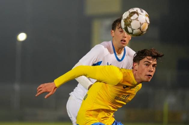 Fußball, Herren, Saison 2025 2026, Regionalliga Nordost, 15. Spieltag, FSV 63 Luckenwalde vs. Hertha BSC II, Freitag 07.11.2025, Werner-Seelenbinder-Stadion Luckenwalde, Im Bild: Tim Hoffmann (l. Hertha) und Tim Maciejewski (r. Luckenwalde) Brandenburg Deutschland