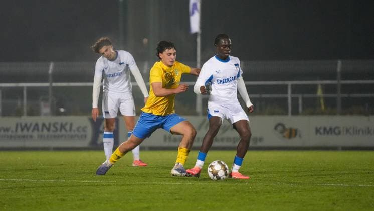 Fußball, Herren, Saison 2025 2026, Regionalliga Nordost, 15. Spieltag, FSV 63 Luckenwalde vs. Hertha BSC II, Freitag 07.11.2025, Werner-Seelenbinder-Stadion Luckenwalde, Im Bild: Max Hathaway (l. Luckenwalde) und Boris Chi Mamuzah Lum (r. Hertha) Brandenburg Deutschland