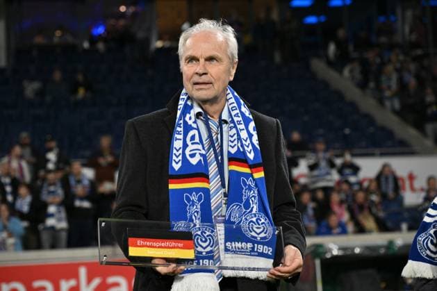 Bernard Dietz wurde vom DFB zum Ehrenspielführer der deutschen Nationalmannschaft ernannt. 07.11.2025, Fussball, 3. Liga, Saison 2025 26, 14. Spieltag, MSV Duisburg - SV Waldhof Mannheim DFB regulations prohibit any use of photographs as image sequences and or quasi-video Duisburg Schauinsland Reisen Arena Nordrhein Westfalen Deutschland