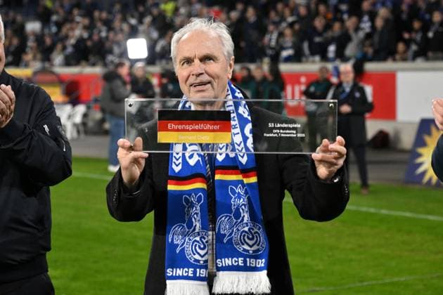 Bernard Dietz wurde vom DFB zum Ehrenspielführer der deutschen Nationalmannschaft ernannt. 07.11.2025, Fussball, 3. Liga, Saison 2025 26, 14. Spieltag, MSV Duisburg - SV Waldhof Mannheim DFB regulations prohibit any use of photographs as image sequences and or quasi-video Duisburg Schauinsland Reisen Arena Nordrhein Westfalen Deutschland
