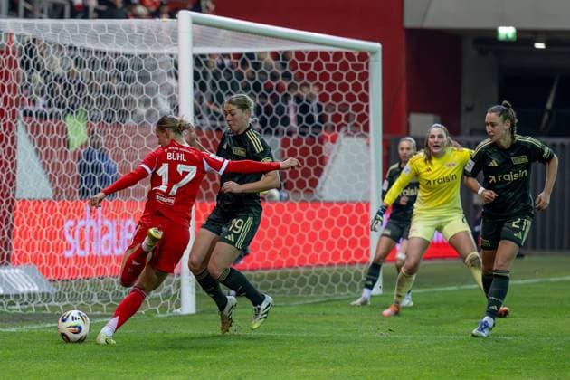 Samantha Steuerwald (1. FC Union Berlin, 19) verteidigt gegen Klara Buehl (FC Bayern Muenchen Frauen, 17) vor dem Tor von Nadine Boehi (Torfrau, 1. FC Union Berlin, 28) GER, FC Bayern Muenchen Frauen vs. 1. FC Union Berlin, Fussball, Google Pixel Frauen-Bundesliga, 10. Spieltag, Saison 2025 2026, 07.11.2025. (DFL DFB REGULATIONS PROHIBIT ANY USE OF PHOTOGRAPHS as IMAGE SEQUENCES and or QUASI-VIDEO). GER, FC Bayern Muenchen Frauen vs. 1. FC Union Berlin, Fussball, Google Pixel Frauen-Bundesliga, 10. Spieltag, Saison 2025 2026, 07.11.2025. Muenchen Copyright: xEibner-Pressefoto HeikexFeinerx EP_HFR