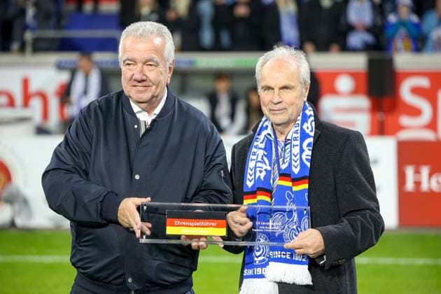 Duisburg, Deutschland, 07.11.25: Präsident vom FVN Peter Frymuth übergibt Ehrenspielführer des DFB Bernhard Dietz die Ehrenspielführer Binde waehrend des Spiels der 3. Liga MSV Duisburg vs SV Waldhof Mannheim in der schauinsland-reisen-arena Duisburg schauinsland-reisen-arena North Rhine-Westphalia Germany Copyright: xBrauer-Fotoagenturx xAdrianxSchlx