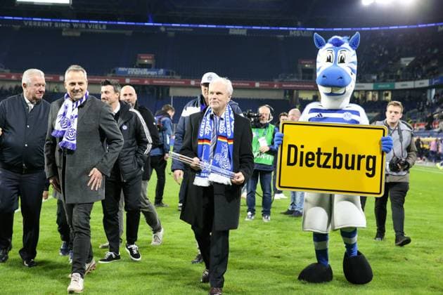 07.11.2025, xrekx, Fussball 3.Liga, MSV Duisburg - SV Waldhof Mannheim v.l. MSV Legende Bernard Dietz Ehrung zum Ehrenspielführer Ehrenspielfuehrer (DFL DFB REGULATIONS PROHIBIT ANY USE OF PHOTOGRAPHS as IMAGE SEQUENCES and or QUASI-VIDEO) Duisburg *** 07 11 2025, xrekx, Fußball 3 Liga, MSV Duisburg SV Waldhof Mannheim v l MSV legend Bernard Dietz Ehrenspielführer Ehrenspielfuehrer DFL DFB REGULATIONS PROHIBIT ANY USE OF PHOTOGRAPHS as IMAGE SEQUENCES and or QUASI VIDEO Duisburg