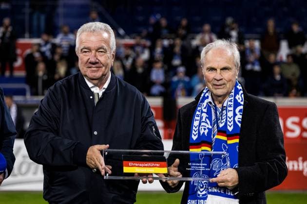 3. Liga: MSV Duisburg - SV Waldhof Mannheim; 07.11.2025 Bernard ‚Ennatz‘ Dietz (MSV Duisburg Legende) wird nach der Ernennung zum DFB Ehrenspielführer im Stadion geehrt Peter Frymuth (DFB Vize-Präsident) überreicht die Plakette 3. Liga, MSV Duisburg - SV Waldhof Mannheim, Duisburg, schauinsland-reisen-arena am 7.11.2025 DFB REGULATIONS PROHIBIT ANY USE OF PHOTOGRAPHS AS IMAGE SEQUENCES AND OR QUASI-VIDEO. Copyright: xBEAUTIFULxSPORTS Wunderlx