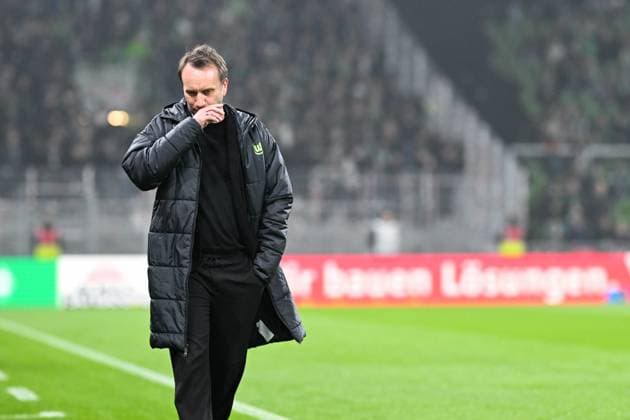 1. Bundesliga: SV Werder Bremen - VfL Wolfsburg am 07.11.2025 im Weserstadion in Bremen Sportdirektor Sebastian Schindzielorz (Wolfsburg) unzufrieden, enttäuscht, enttaeuscht, niedergeschlagen.