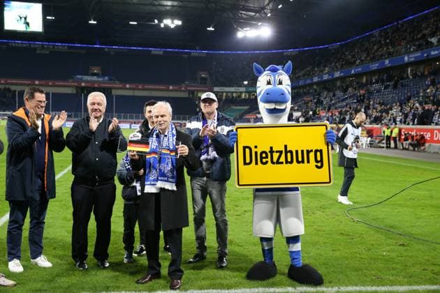 07.11.2025, xrekx, Fussball 3.Liga, MSV Duisburg - SV Waldhof Mannheim v.l. MSV Legende Bernard Dietz Ehrung zum Ehrenspielführer Ehrenspielfuehrer (DFL DFB REGULATIONS PROHIBIT ANY USE OF PHOTOGRAPHS as IMAGE SEQUENCES and or QUASI-VIDEO) Duisburg