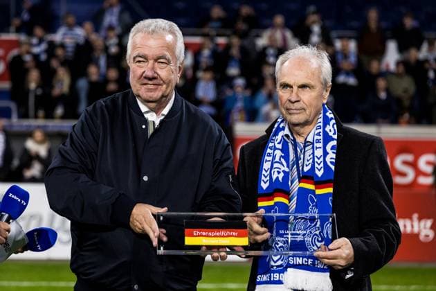 3. Liga: MSV Duisburg - SV Waldhof Mannheim; 07.11.2025 Bernard ‚Ennatz‘ Dietz (MSV Duisburg Legende) wird nach der Ernennung zum DFB Ehrenspielführer im Stadion geehrt Peter Frymuth (DFB Vize-Präsident) überreicht die Plakette 3. Liga, MSV Duisburg - SV Waldhof Mannheim, Duisburg, schauinsland-reisen-arena am 7.11.2025 DFB REGULATIONS PROHIBIT ANY USE OF PHOTOGRAPHS AS IMAGE SEQUENCES AND OR QUASI-VIDEO. Copyright: xBEAUTIFULxSPORTS Wunderlx