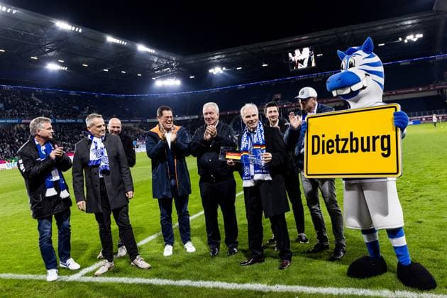 3. Liga: MSV Duisburg - SV Waldhof Mannheim; 07.11.2025 Bernard ‚Ennatz‘ Dietz (MSV Duisburg Legende) wird nach der Ernennung zum DFB Ehrenspielführer im Stadion geehrt Peter Frymuth (DFB Vize-Präsident) Sören Link (Oberbürgermeister der Stadt Duisburg) 3. Liga, MSV Duisburg - SV Waldhof Mannheim, Duisburg, schauinsland-reisen-arena am 7.11.2025 DFB REGULATIONS PROHIBIT ANY USE OF PHOTOGRAPHS AS IMAGE SEQUENCES AND OR QUASI-VIDEO. Copyright: xBEAUTIFULxSPORTS Wunderlx
