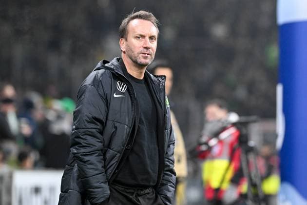1. Bundesliga: SV Werder Bremen - VfL Wolfsburg am 07.11.2025 im Weserstadion in Bremen Sportdirektor Sebastian Schindzielorz (Wolfsburg) unzufrieden, enttäuscht, enttaeuscht, niedergeschlagen.
