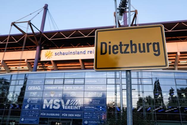 Fussball, 3.Liga Saison 2025 2026 14.Spieltag MSV Duisburg - SV Waldhof Mannheim 07.11.2025, schauinsland-reisen-arena Ortseingangsschild mit der Aufschrift Dietzburg, die Stadt Duisburg hat im Stadtgebiet zum Ehren von Bernard Dietz der beim heutigen DFB Bundestag in Frankfurt zum Ehrenspielführer ernannt wurde mehrere Dietzburg Schilder aufgestellt Duisburg schauinsland-reisen-arena Nordrhein-Westfalen Deutschland