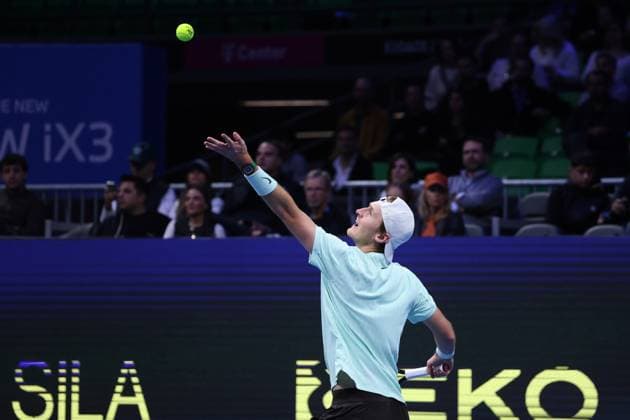Lorenzo Musetti vs Sebastian Korda - ATP, Tennis Herren 250 tournament ATHENS, GREECE - NOVEMBER 7: Sebastian Korda of the United States in action against Lorenzo Musetti (not seen) of Italy during the Hellenic Championship ATP 250 semifinal tennis match, at OAKA Olympic Athletic Center in Athens, Greece, on November 7, 2025. Costas Baltas Anadolu Athens Greece. Editorial use only. Please get in touch for any other usage.  Copyright: x2025xAnadoluxCostasxBaltasx
