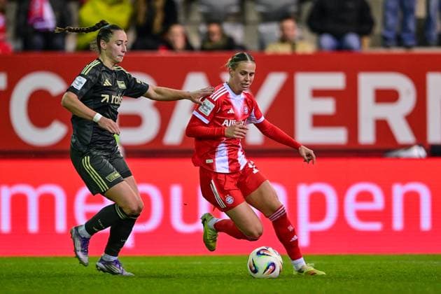 v.li.: Anna Weiss (Union Berlin, 21) Klara BUEHL (FC Bayern Muenchen, FCB, 17) im Zweikampf, Duell, duel, tackle, Dynamik, Action, Aktion, 07.11.2025, München (Deutschland), Fussball, Google Pixel Frauen-Bundesliga, FC Bayern München - 1. FC Union Berlin, DFB DFL REGULATIONS PROHIBIT ANY USE OF PHOTOGRAPHS AS IMAGE SEQUENCES AND OR QUASI-VIDEO.