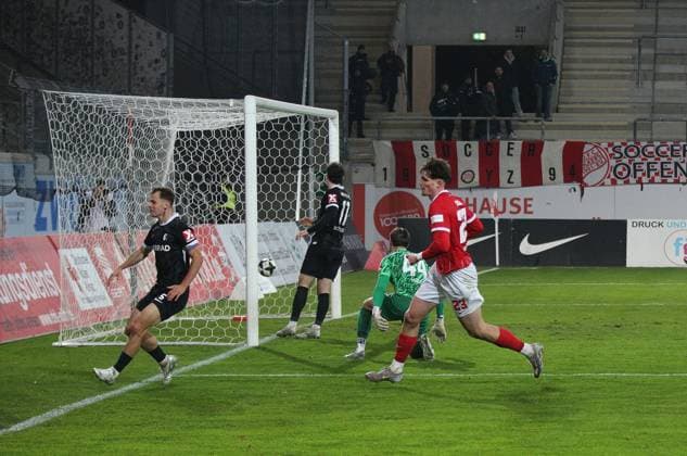 07.11.2025 xmgoodx Offenbach am Main, Sparda-Bank-Hessen Stadion - Stadion Bieberer Berg Regionalliga Saison 2025 2026 Kickers Offenbach (OFC) - FC Freiburg II Torjubel nach demTor zum 1:0 durch Kilian Skolik (23,OFC)