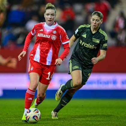 v.li.: Alara SEHITLER (FC Bayern Muenchen, FCB, 14) Samantha Steuerwald (Union Berlin, 19) im Zweikampf, Duell, duel, tackle, Dynamik, Action, Aktion, 07.11.2025, München (Deutschland), Fussball, Google Pixel Frauen-Bundesliga, FC Bayern München - 1. FC Union Berlin, DFB DFL REGULATIONS PROHIBIT ANY USE OF PHOTOGRAPHS AS IMAGE SEQUENCES AND OR QUASI-VIDEO.