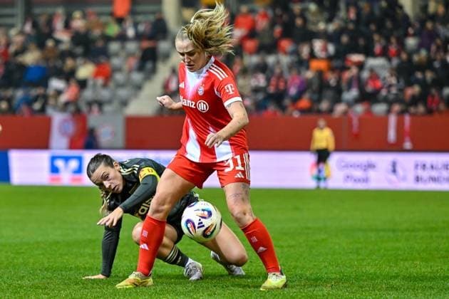 v.li.: Lisa Heiseler (Union Berlin, 7) Georgia STANWAY (FC Bayern Muenchen, FCB, 31) im Zweikampf, Duell, duel, tackle, Dynamik, Action, Aktion, 07.11.2025, München (Deutschland), Fussball, Google Pixel Frauen-Bundesliga, FC Bayern München - 1. FC Union Berlin, DFB DFL REGULATIONS PROHIBIT ANY USE OF PHOTOGRAPHS AS IMAGE SEQUENCES AND OR QUASI-VIDEO.