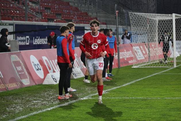 07.11.2025 xmgoodx Offenbach am Main, Sparda-Bank-Hessen Stadion - Stadion Bieberer Berg Regionalliga Saison 2025 2026 Kickers Offenbach (OFC) - FC Freiburg II Torjubel nach demTor zum 1:0 durch Kilian Skolik (23,OFC)
