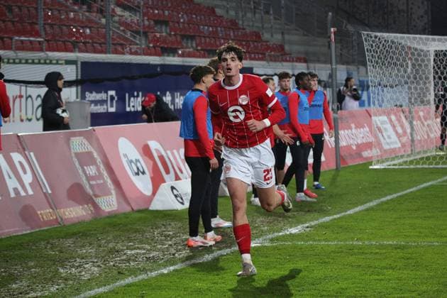 07.11.2025 xmgoodx Offenbach am Main, Sparda-Bank-Hessen Stadion - Stadion Bieberer Berg Regionalliga Saison 2025 2026 Kickers Offenbach (OFC) - FC Freiburg II Torjubel nach demTor zum 1:0 durch Kilian Skolik (23,OFC)