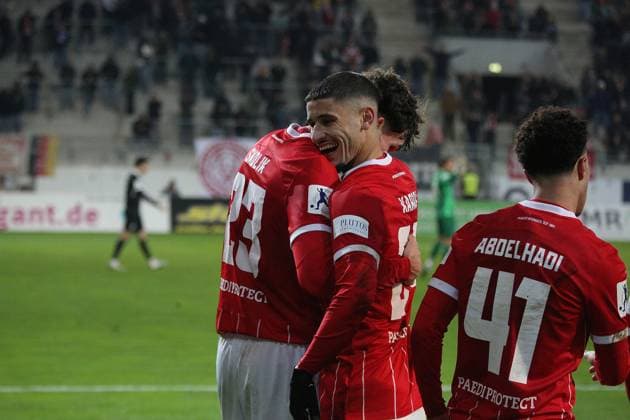 07.11.2025 xmgoodx Offenbach am Main, Sparda-Bank-Hessen Stadion - Stadion Bieberer Berg Regionalliga Saison 2025 2026 Kickers Offenbach (OFC) - FC Freiburg II Torjubel nach demTor zum 1:0 durch Kilian Skolik (23,OFC)