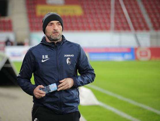 07.11.2025 xmgoodx Offenbach am Main, Sparda-Bank-Hessen Stadion - Stadion Bieberer Berg Regionalliga Saison 2025 2026 Kickers Offenbach (OFC) - FC Freiburg II Trainer Bernhard Weis (FC Freiburg II)