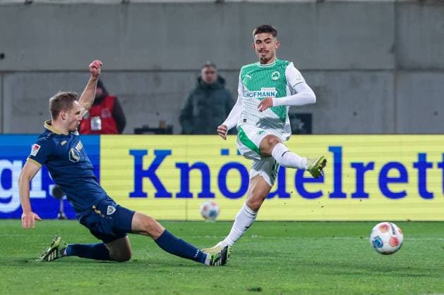 Aaron Keller 16 (Spvgg Greuther Fuerth) schiesst ein Tor, das wegen Abseits aberkannt wird, SpVgg Greuther Fuerth vs. SC Preussen Muenster, Fussball, Maenner, DFL, 2. Bundesliga, Saison 2025 2026, Sportpark Ronhof Thomas Sommer, 12. Spieltag, 07.11.2025 Fuerth Bayern Deutschland