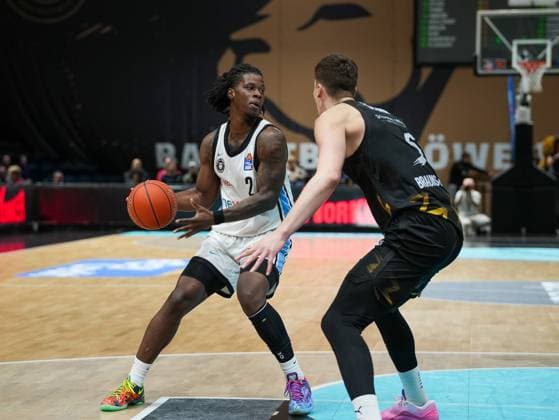 Leonard Thorpe Jr. (Veolia Towers Hamburg, 02) im Zweikampf gegen Luka Scuka (Basketball Loewen Braunschweig, 05) Basketball Loewen Braunschweig vs. Veolia Towers Hamburg, Basketball, easyCredit Basketball Bundesliga, 7. Spieltag, Saison 2025 2026, 07.11.2025 Basketball Loewen Braunschweig vs. Veolia Towers Hamburg, Basketball, easyCredit Basketball Bundesliga, 7. Spieltag, Saison 2025 2026, 07.11.2025 Braunschweig Copyright: xEibner-Pressefoto DamianxKruczynx EP_DKI