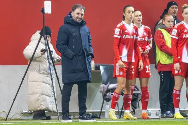 Cheftrainer Jose Barcala (FC Bayern Muenchen Frauen), FC Bayern Frauen Muenchen - 1. FC Union Berlin, Google Pixel Frauenbundesliga, 10. Spieltag, 07.11.25 DFB regulations prohibit any use of photographs as image sequences and or quasi-video. (kolbert-press) Muenchen Bayern Deutschland