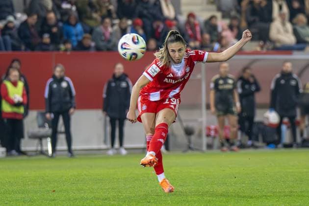 Katharina Naschenweng 19 (FC Bayern Muenchen Frauen), FC Bayern Frauen Muenchen - 1. FC Union Berlin, Google Pixel Frauenbundesliga, 10. Spieltag, 07.11.25 DFB regulations prohibit any use of photographs as image sequences and or quasi-video. (kolbert-press) Muenchen Bayern Deutschland