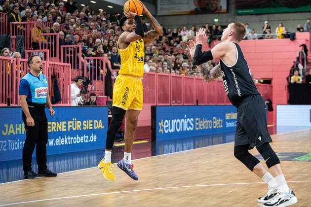 Tigers Tuebingen - Giessen 46ers, Herren, 2. Bundesliga, Barmer 2. Basketball Bundesliga, pro A, 7. Spieltag, Spielzeit 2025 2026, 07.11.2025 Bernard Pelote (Tigers Tuebingen, 01) beim Dreierwurf gegen Robin Benzing (Giessen 46ers, 12)