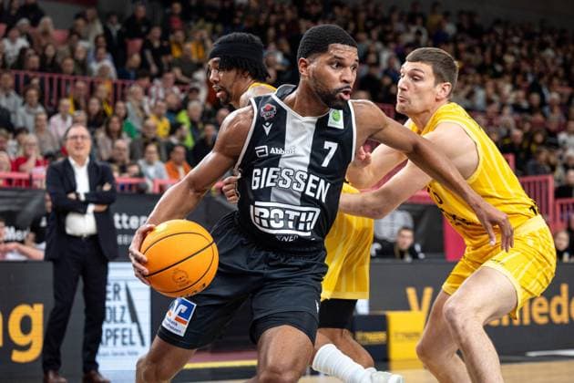 Tigers Tuebingen - Giessen 46ers, Herren, 2. Bundesliga, Barmer 2. Basketball Bundesliga, pro A, 7. Spieltag, Spielzeit 2025 2026, 07.11.2025 Kyle Castlin (Giessen 46ers, 07) mit dem Ball gegen Till Joscha Joenke (Tigers Tuebingen, 26)