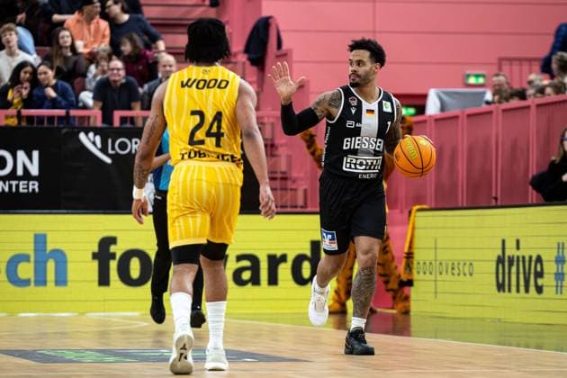 Tigers Tuebingen - Giessen 46ers, Herren, 2. Bundesliga, Barmer 2. Basketball Bundesliga, pro A, 7. Spieltag, Spielzeit 2025 2026, 07.11.2025 Daniel Norl (Giessen 46ers, 01) beim Ballvortrag gegen Jacobi Wood (Tigers Tuebingen, 24)