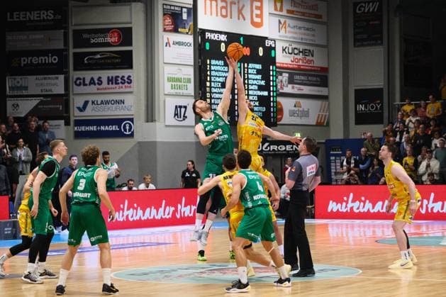 ProA - Phoenix Hagen vs. EPG Baskets Kobelnz; Hagen; 7.11.2025 Tippoff zwischen Phoenix Hagen und EPG Baskets Koblenz Tim Uhlemann (Phoenix Hagen, 21, Forward) und Marko Bacak (EPG Baskets Koblenz, 13, Center) Copyright: xBEAUTIFULxSPORTS Piepenstockx