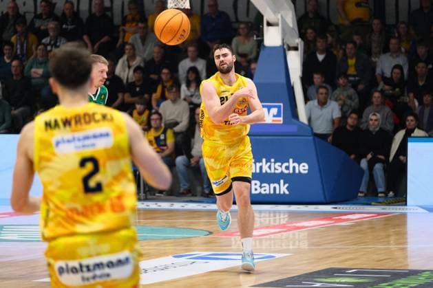 ProA - Phoenix Hagen vs. EPG Baskets Kobelnz; Hagen; 7.11.2025 Tim Uhlemann (Phoenix Hagen, 21, Forward) passt zu Dennis Nawrocki (Phoenix Hagen, 2, Guard) Copyright: xBEAUTIFULxSPORTS Piepenstockx