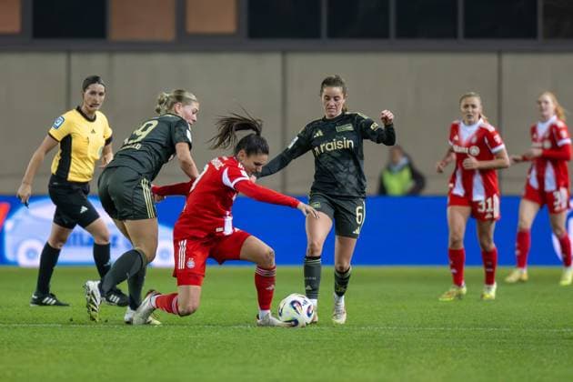 Samantha Steuerwald 19 (Union Berlin) im Zweikampf mit Jovana Damnjanovic 9 (FC Bayern Muenchen Frauen) , FC Bayern Frauen Muenchen - 1. FC Union Berlin, Google Pixel Frauenbundesliga, 10. Spieltag, 07.11.25 DFB regulations prohibit any use of photographs as image sequences and or quasi-video. (kolbert-press) Muenchen Bayern Deutschland
