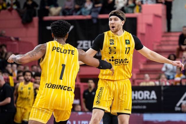 Tigers Tuebingen - Giessen 46ers, Herren, 2. Bundesliga, Barmer 2. Basketball Bundesliga, pro A, 7. Spieltag, Spielzeit 2025 2026, 07.11.2025 Lukas Milner (Tigers Tuebingen, 17) feiert mit Bernard Pelote (Tigers Tuebingen, 01)