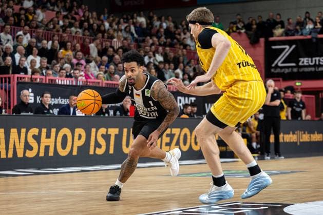 Tigers Tuebingen - Giessen 46ers, Herren, 2. Bundesliga, Barmer 2. Basketball Bundesliga, pro A, 7. Spieltag, Spielzeit 2025 2026, 07.11.2025 Daniel Norl (Giessen 46ers, 01) gegen Lukas Milner (Tigers Tuebingen, 17)