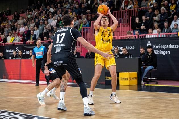 Tigers Tuebingen - Giessen 46ers, Herren, 2. Bundesliga, Barmer 2. Basketball Bundesliga, pro A, 7. Spieltag, Spielzeit 2025 2026, 07.11.2025 Till Joscha Joenke (Tigers Tuebingen, 26) beim Wurf gegen zwei Verteidiger