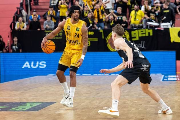 Tigers Tuebingen - Giessen 46ers, Herren, 2. Bundesliga, Barmer 2. Basketball Bundesliga, pro A, 7. Spieltag, Spielzeit 2025 2026, 07.11.2025 Jacobi Wood (Tigers Tuebingen, 24) gegen Aiden Warnholtz (Giessen 46ers, 03)
