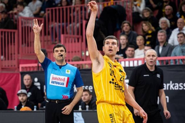 Tigers Tuebingen - Giessen 46ers, Herren, 2. Bundesliga, Barmer 2. Basketball Bundesliga, pro A, 7. Spieltag, Spielzeit 2025 2026, 07.11.2025 Till Joscha Joenke (Tigers Tuebingen, 26) nach dem Wurf