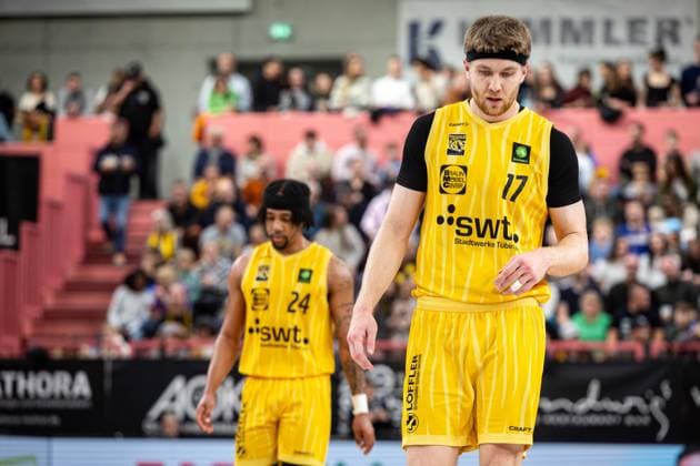 Tigers Tuebingen - Giessen 46ers, Herren, 2. Bundesliga, Barmer 2. Basketball Bundesliga, pro A, 7. Spieltag, Spielzeit 2025 2026, 07.11.2025 Lukas Milner (Tigers Tuebingen, 17) und Jacobi Wood (Tigers Tuebingen, 24) laufen mit gesenktem Kopf zum Korb