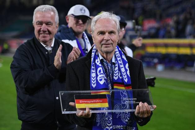Fußball 3. Liga 14. Spieltag MSV Duisburg - SV Waldhof Mannheim am 07.11.2025 in der Schauinsland-Reisen Arena in Duisburg Bernard Ennatz Dietz am 07.11.2025 im Rahmen des DFB-Bundestages zum Ehrenspielführer der deutschen Nationalmannschaft ernannt worden. DFB regulations prohibit any use of photographs as image sequences and or quasi-video.