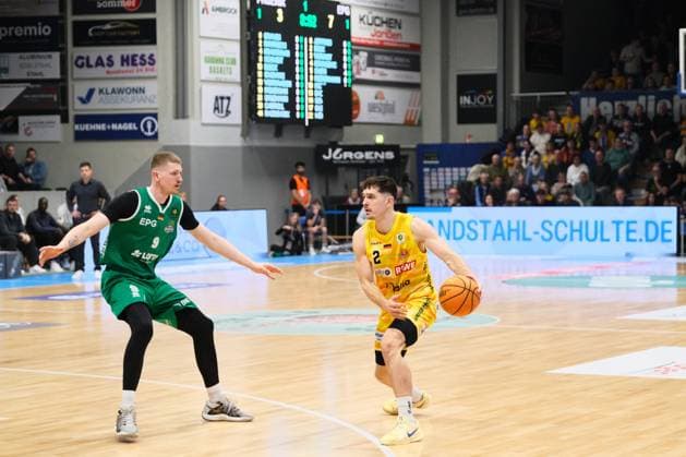 ProA - Phoenix Hagen vs. EPG Baskets Kobelnz; Hagen; 7.11.2025 Dennis Nawrocki (Phoenix Hagen, 2, Guard) gegen Jonas Niedermanner (EPG Baskets Koblenz, 9, Forward) Copyright: xBEAUTIFULxSPORTS Piepenstockx