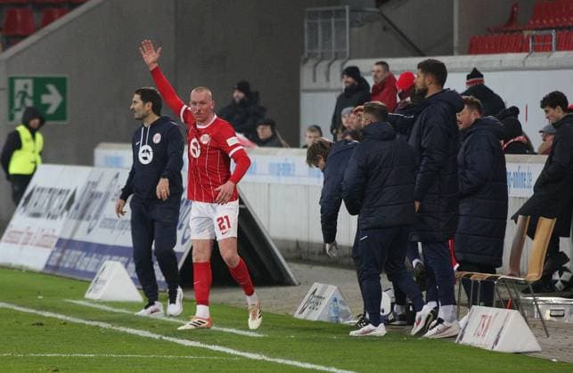 07.11.2025 xmgoodx Offenbach am Main, Sparda-Bank-Hessen Stadion - Stadion Bieberer Berg Regionalliga Saison 2025 2026 Kickers Offenbach (OFC) - FC Freiburg II Ron Berlinski (21, OFC) muss behandelt werden und kommt mit Tampons in der Nase wieder in Spiel