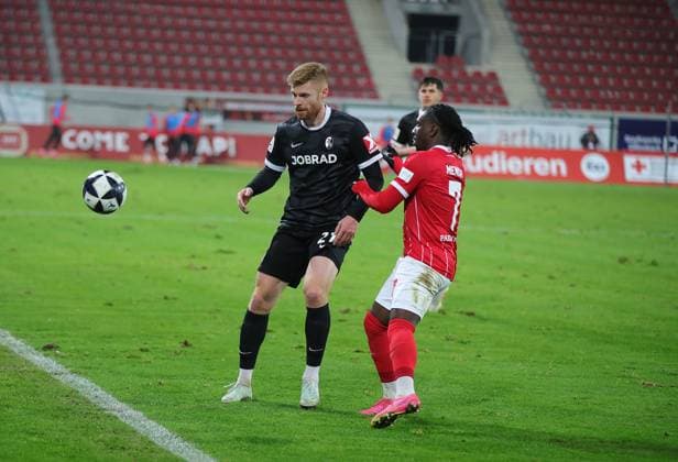 07.11.2025 xmgoodx Offenbach am Main, Sparda-Bank-Hessen Stadion - Stadion Bieberer Berg Regionalliga Saison 2025 2026 Kickers Offenbach (OFC) - FC Freiburg II Mathias Fetsch (OFC) gegen Stephan Mernsah (7, OFC)
