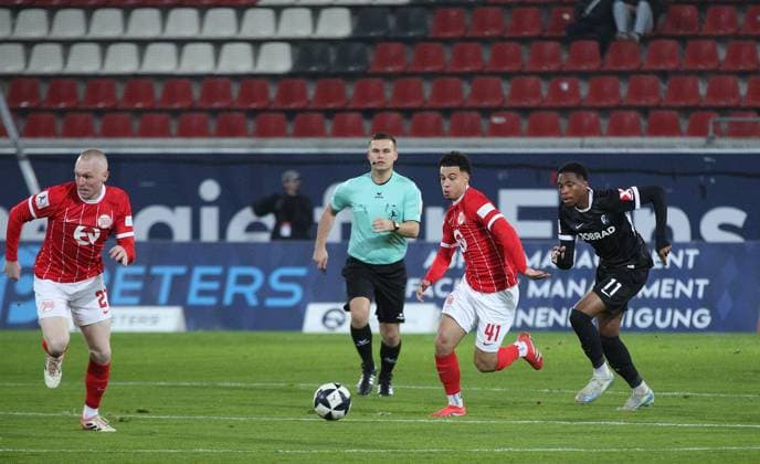 07.11.2025 xmgoodx Offenbach am Main, Sparda-Bank-Hessen Stadion - Stadion Bieberer Berg Regionalliga Saison 2025 2026 Kickers Offenbach (OFC) - FC Freiburg II Ron Berlinski (21, OFC) und Mohamadaziz Abdelhadi (41, OFC) gegen David Nicolas Amegnaglo (FreiburgII)