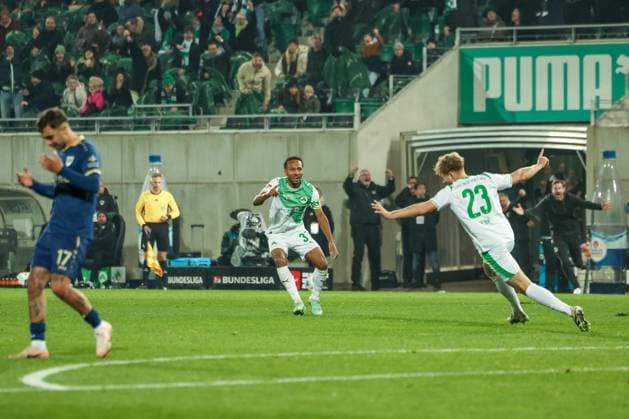 Jubel von Jannik Dehm 23 (Spvgg Greuther Fuerth) nach seinem Tor zum 0:1, mit Julian Green 37 (Spvgg Greuther Fuerth), Niedergeschlagenheit bei Oliver Batista Meier 17 (SC Preussen Muenster 06), SpVgg Greuther Fuerth vs. SC Preussen Muenster, Fussball, Maenner, DFL, 2. Bundesliga, Saison 2025 2026, Sportpark Ronhof Thomas Sommer, 12. Spieltag, 07.11.2025 Fuerth Bayern Deutschland