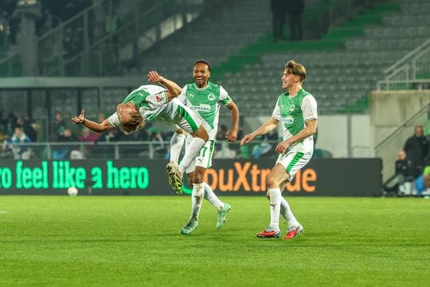 Jannik Dehm 23 (Spvgg Greuther Fuerth) mit einem Jubelueberschlag nach seinem Tor zum 0;1, mit Julian Green 37 (Spvgg Greuther Fuerth), SpVgg Greuther Fuerth vs. SC Preussen Muenster, Fussball, Maenner, DFL, 2. Bundesliga, Saison 2025 2026, Sportpark Ronhof Thomas Sommer, 12. Spieltag, 07.11.2025 Fuerth Bayern Deutschland