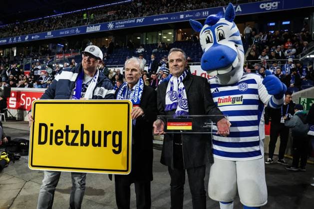Fussball, 3.Liga Saison 2025 2026 14.Spieltag MSV Duisburg - SV Waldhof Mannheim 07.11.2025, schauinsland-reisen-arena Sören Link (Oberbürgermeister Duisburg), Bernard Dietz (Legende MSV Duisburg, DFB Ehrenspielführer), Christian Stiefelhagfen (Vorstand MSV Duisburg), Maskottchen Ennatz, mit der Ehrenspielführerbinde und dem Stadtschild Dietzburg Duisburg schauinsland-reisen-arena Nordrhein-Westfalen Deutschland