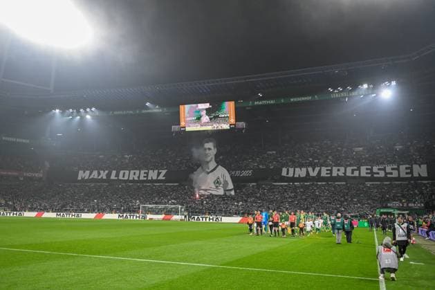1. Bundesliga: SV Werder Bremen - VfL Wolfsburg am 07.11.2025 im Weserstadion in Bremen Fans des SV Werder Bremen mit einer Choreografie für Max Lorenz